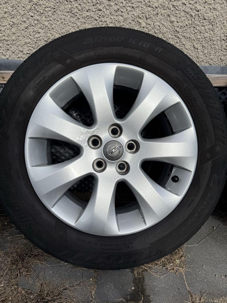Oryginalne felgi 5x105 16 cali Opel Astra J z oponami zimowymi 205/60