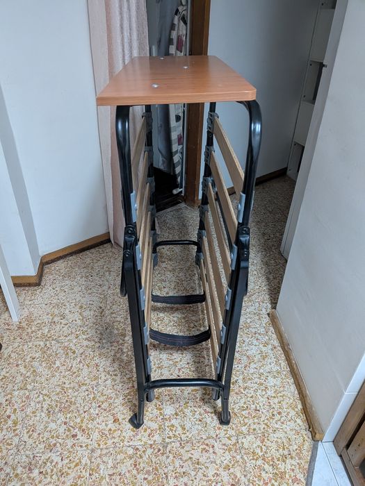 Cama de solteiro/dobrável. Como nova,usadas poucas vezes.