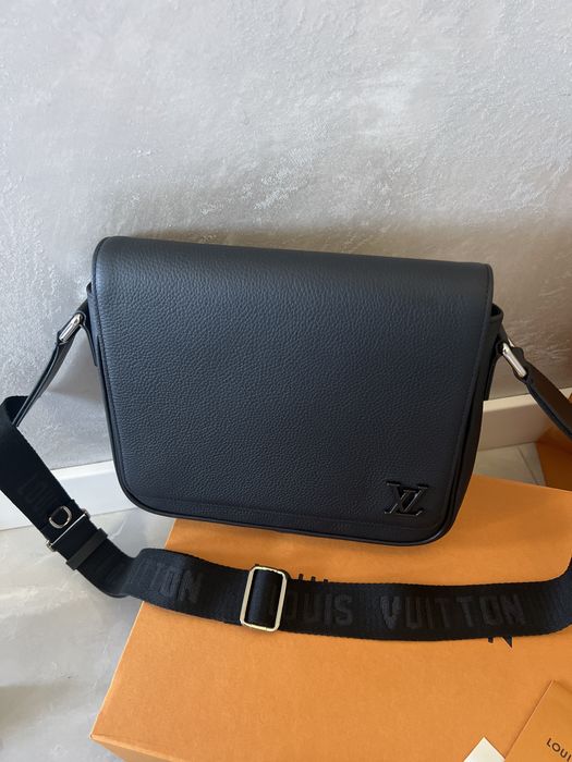 Torba na ramię Louis Vuitton Taiga District PM Nowa