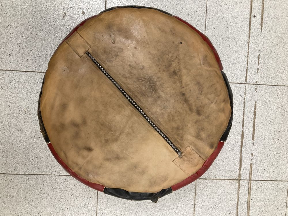 Puff, pousa pés Libanês em pele