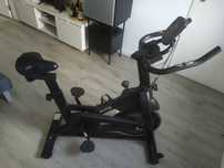 Bicicleta estática para exercícios de cardio muito boa.