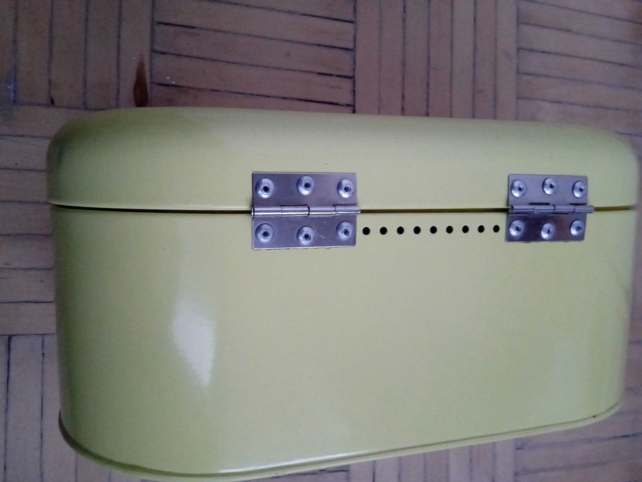 duże żółte metalowe pudełko/kuferek  na kosmetyki