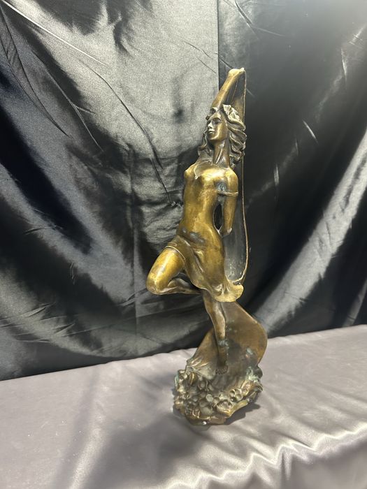 Rzeźba kobieta z mosiądzu