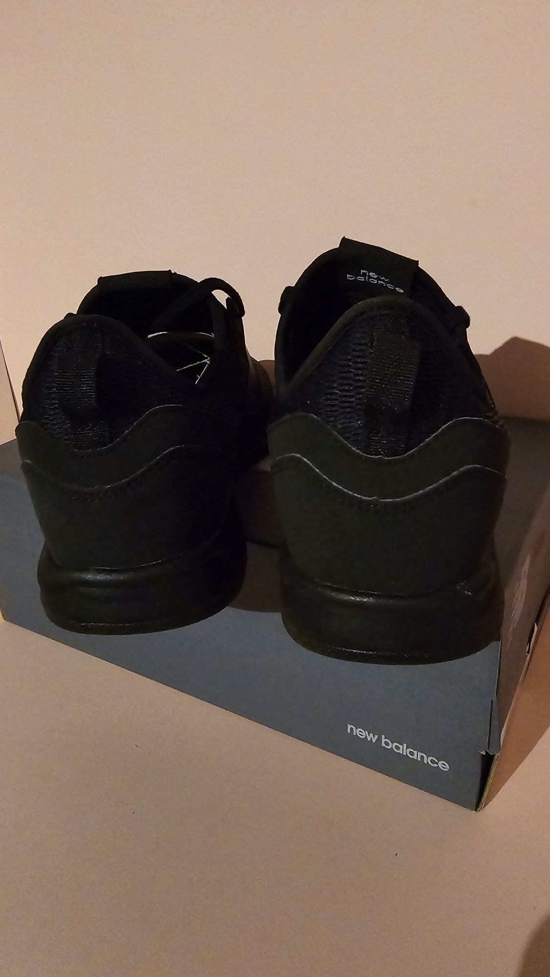 Sneakersy sportowe czarne New Balance rozmiar 40 / wkładka 25 cm
