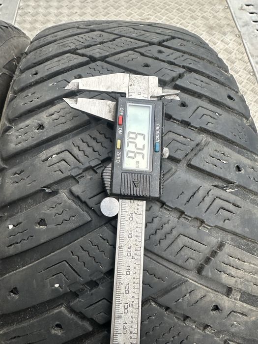 Good Year Ultragrip Ice Arctic 215/60/r16