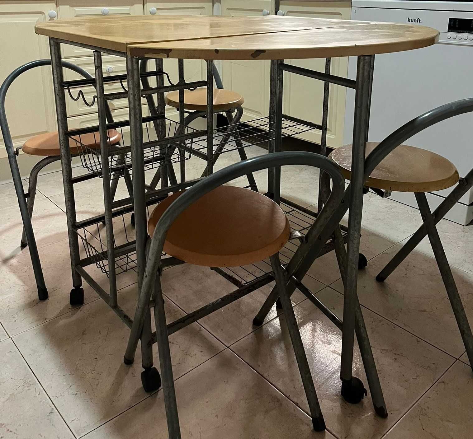 Mesa com rodas e arrumação mais quatro bancos