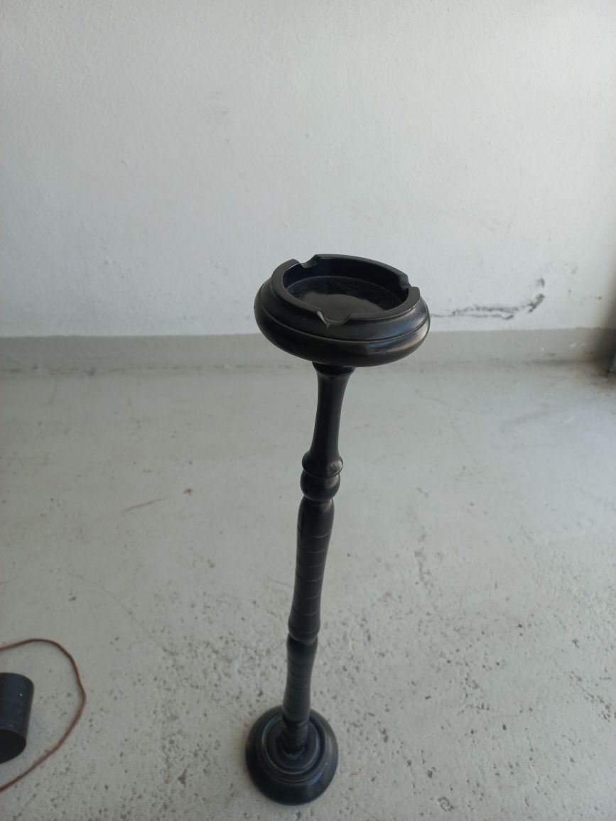Candeeiro e cinzeiro