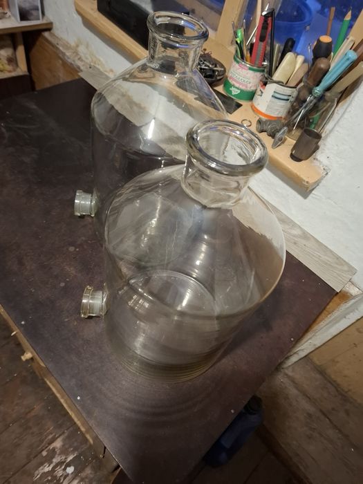 2 бутлі Вульфа б/в, об'ємом по 10 л кожен, одним лотом.