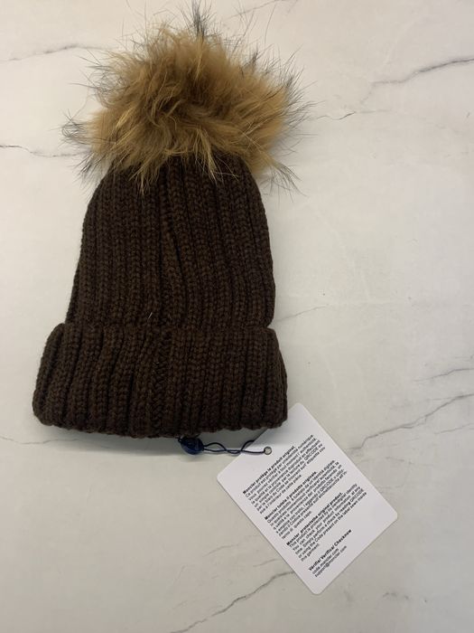 Nowa czapka z metkami