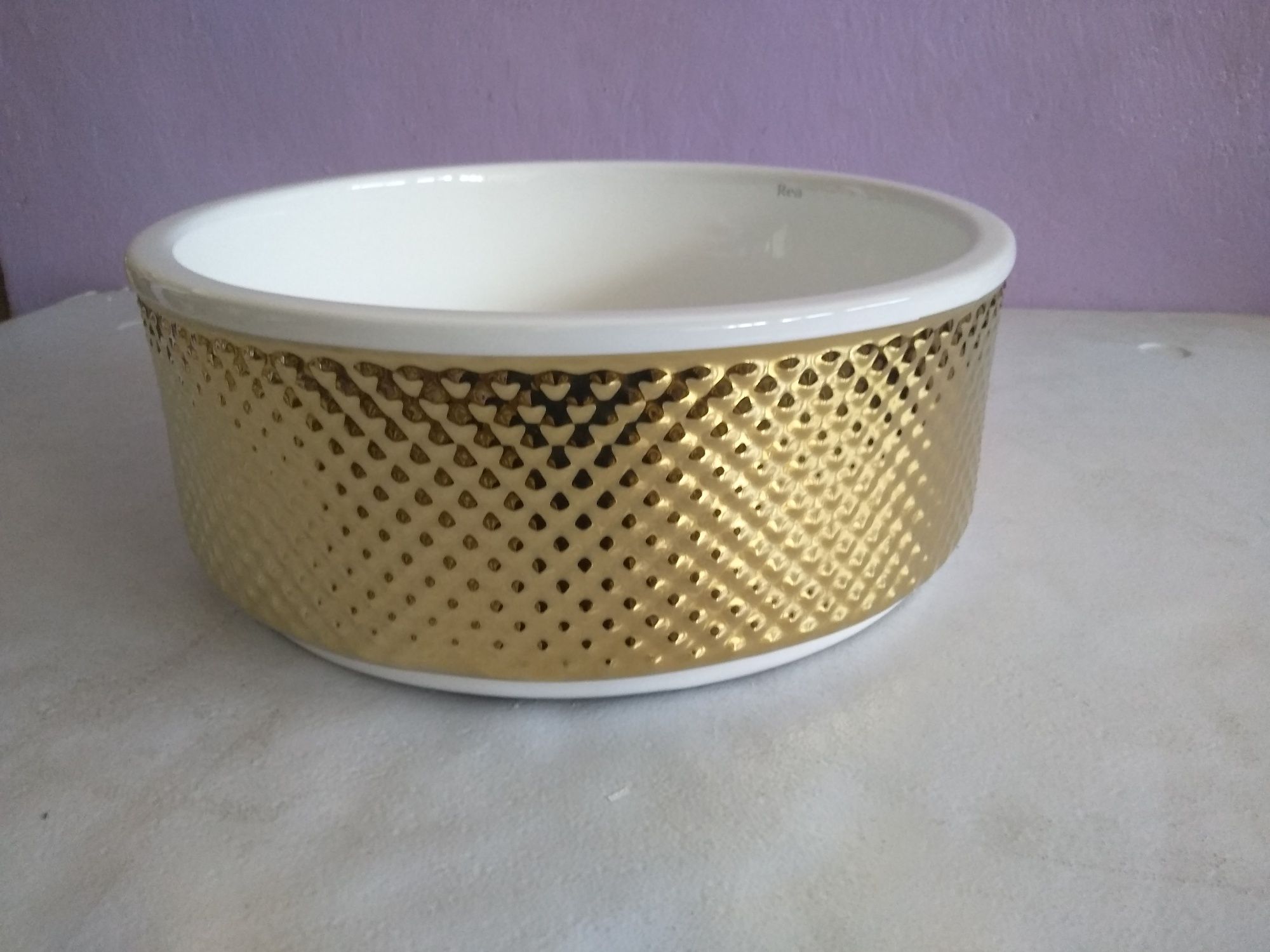 umywalka nablatowa ceramiczna rea helen owalna biało-złota 42,5 cm
