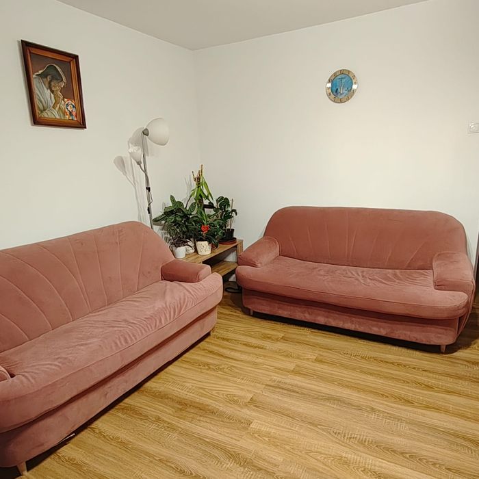Sprzedam 2 sofy i 6 krzeseł