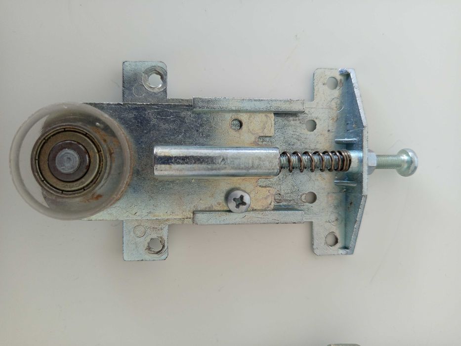 Roda inferior para perfil de roupeiro