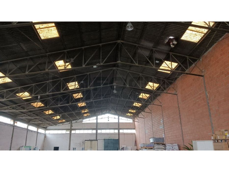 Armazém para arrendamento - Zona Industrial de Oiã