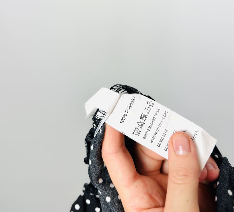 Czarna sukienka mini w białe groszki z wiązaniem i falbankami S 36