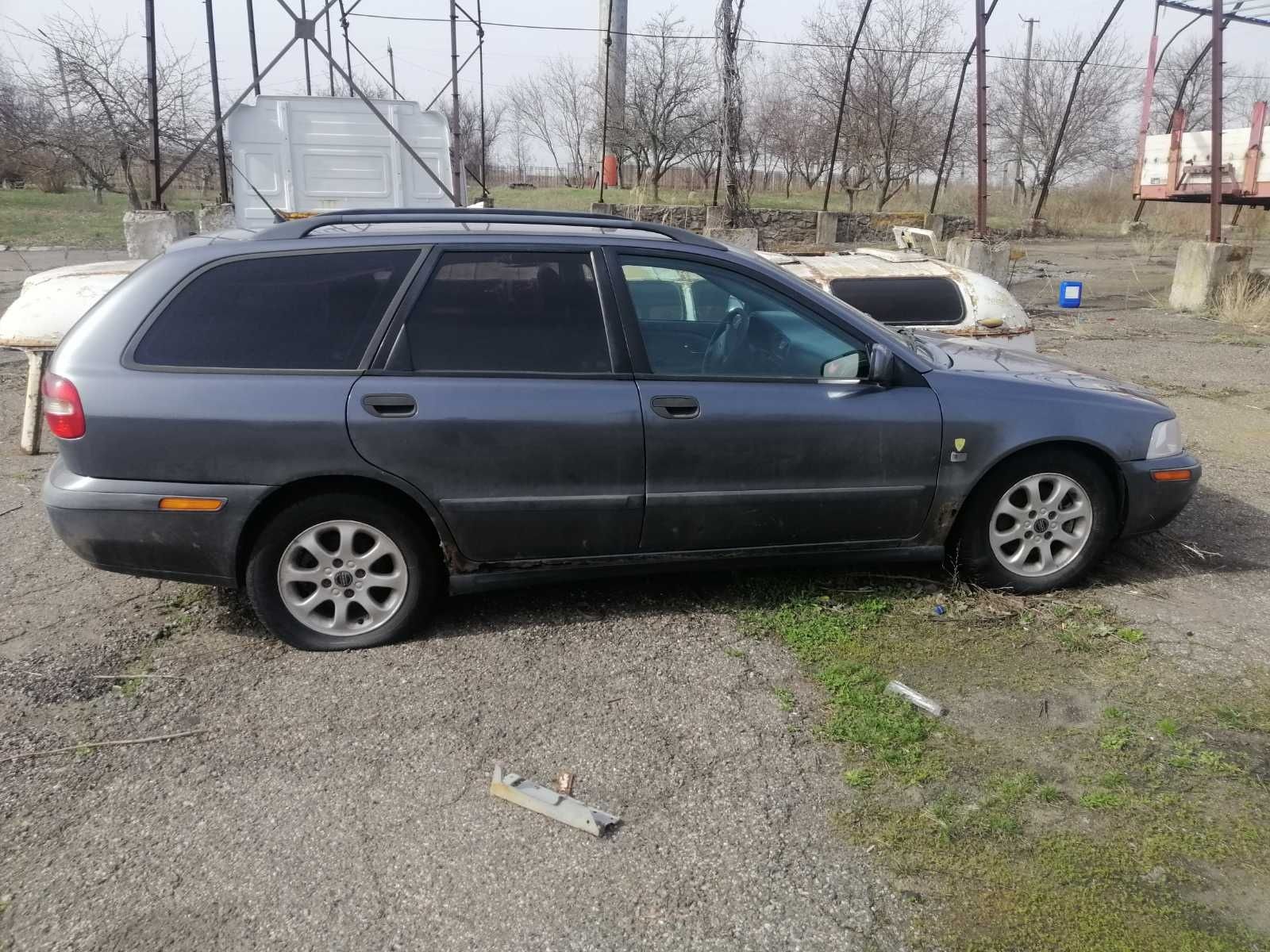 Розборка запчастини Volvo v40 2002 рік дизель