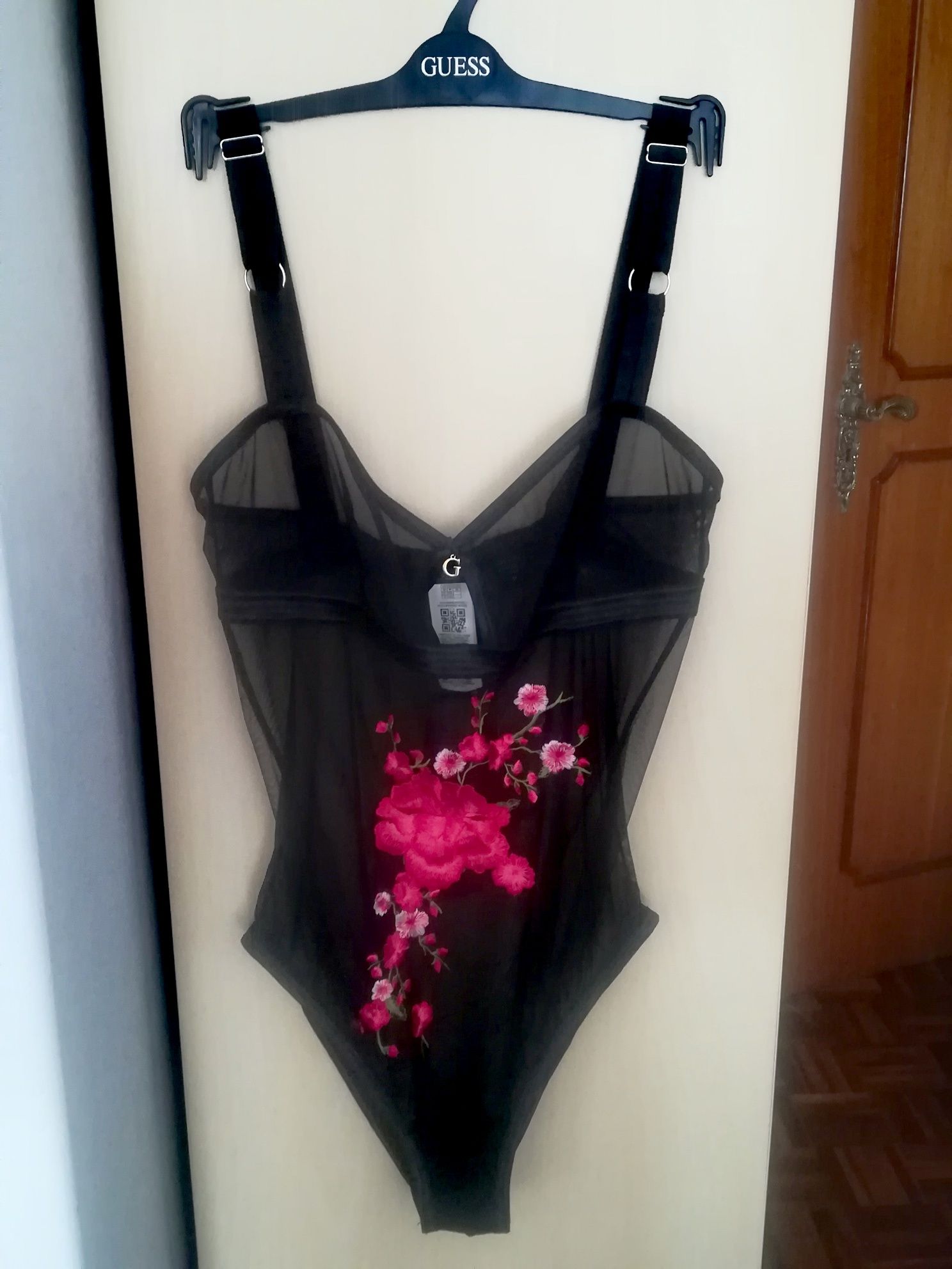 Lingerie: Body Guess preto com bordado de flores