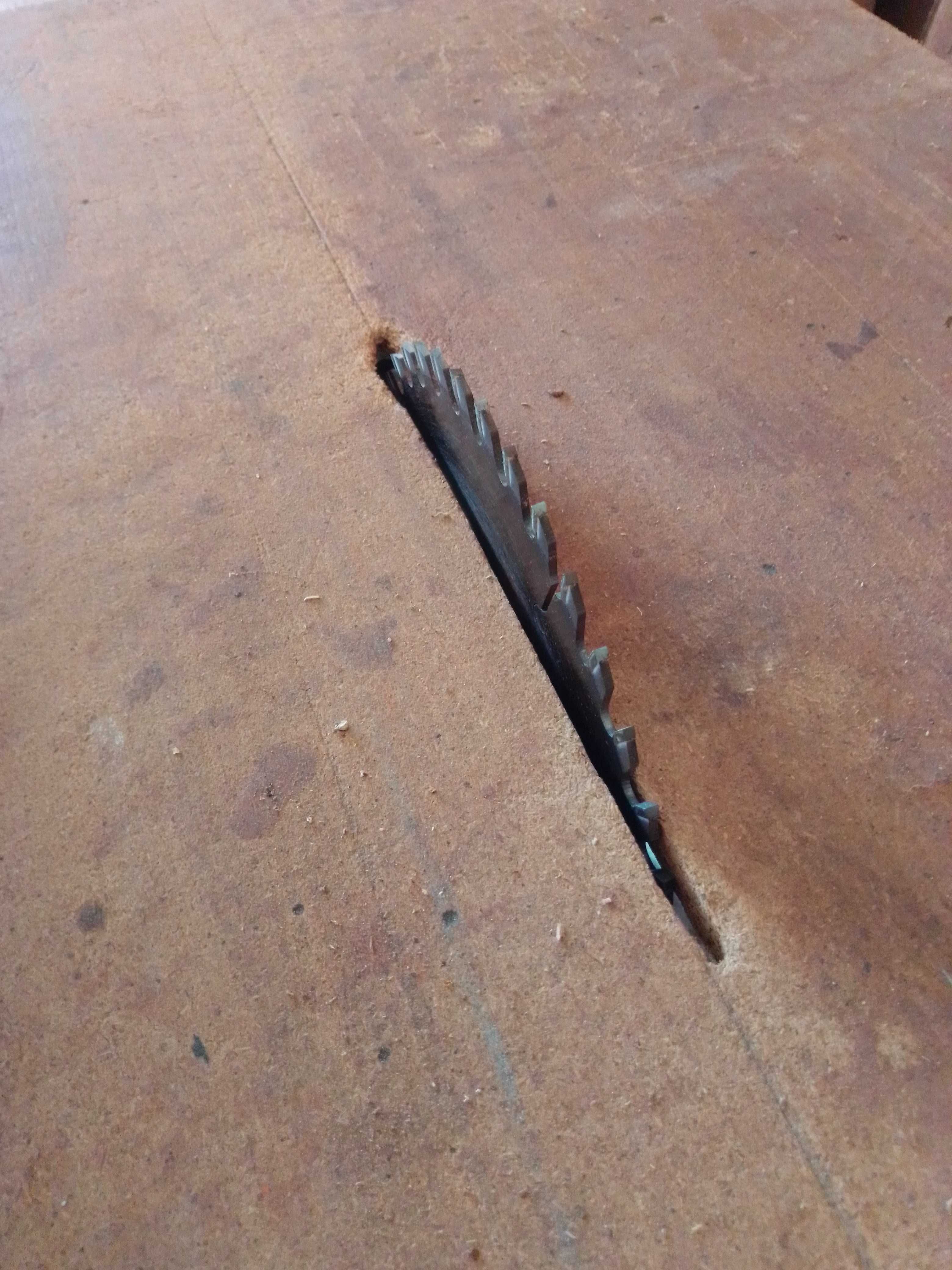 Serra rotativa de corte para marcenaria.