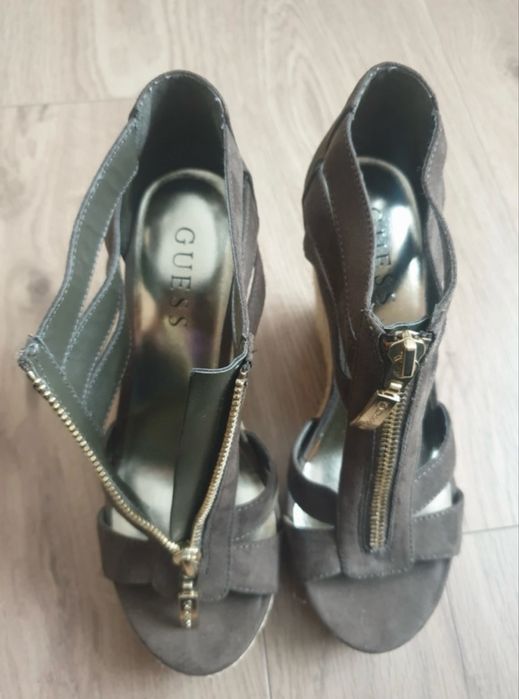Sandały na koturni Guess r36