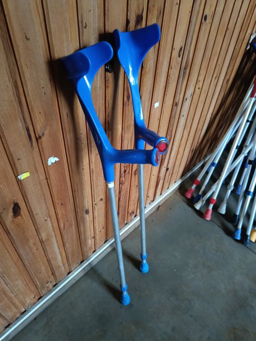 Kule ortopedyczne łokciowe – różne kolory, regulacja 145–195 cm

Na sp