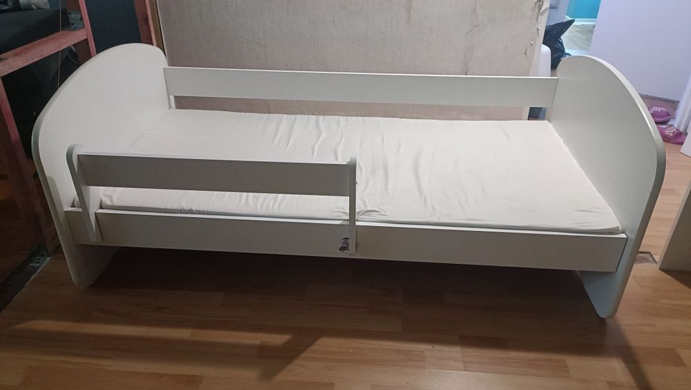 Łóżko dziecięce z barierką