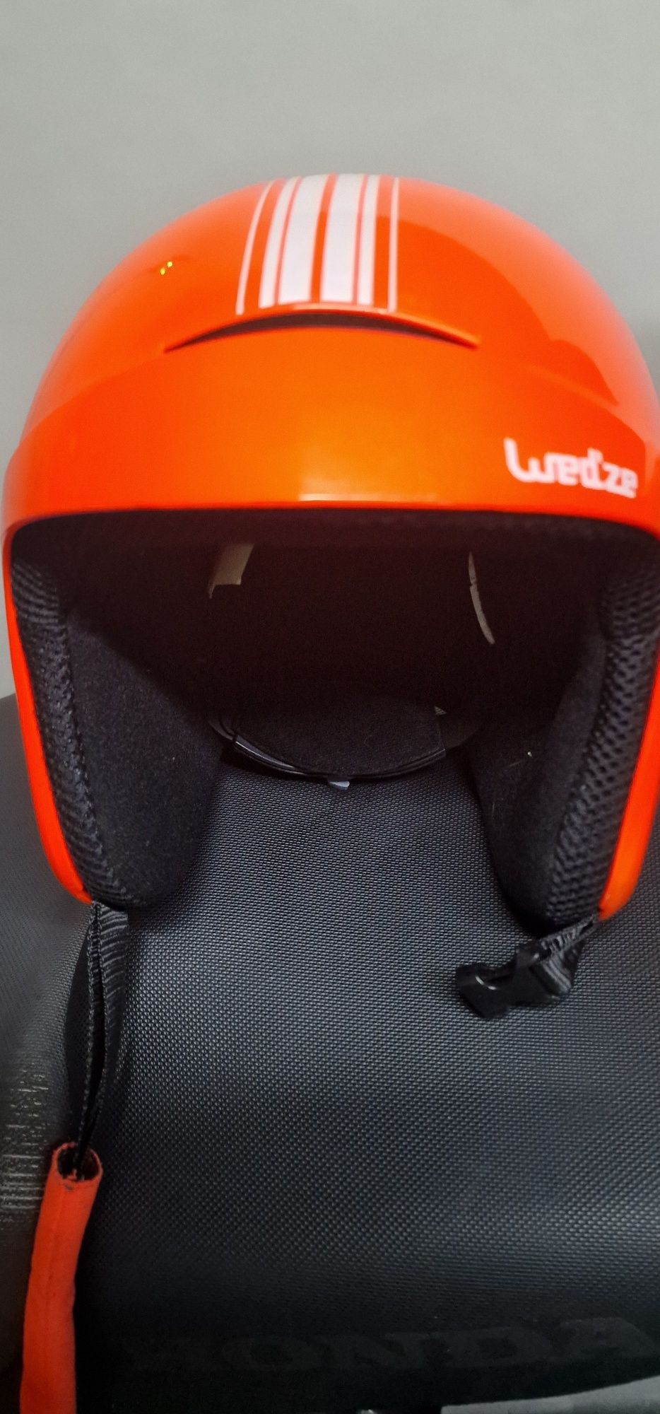 Capacete desportivo. Essencialmente desportos de Neve