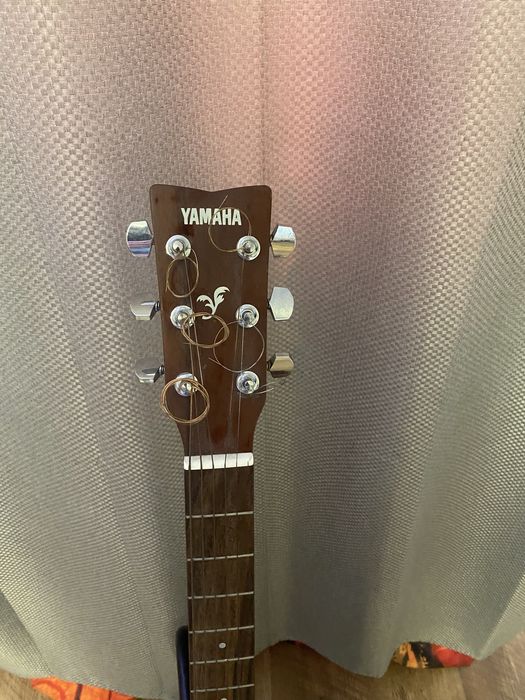 Гітара «Yamaha” з підставкою у гарному стані