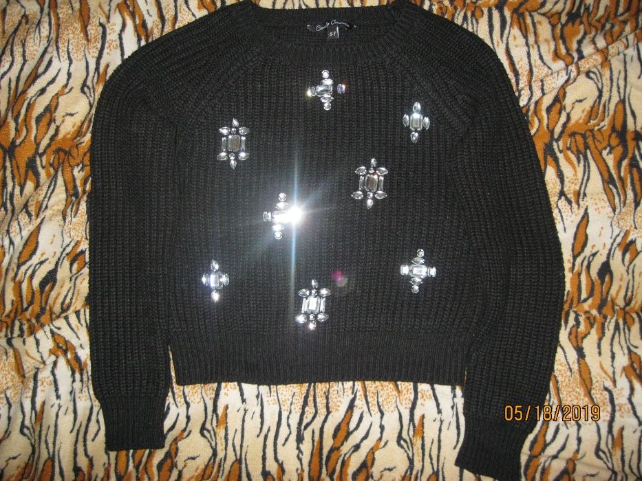 Продам теплый оригинальный свитер со стразами на девочку 8-9 лет