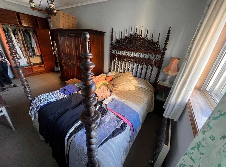 Cama casal antiga em madeira