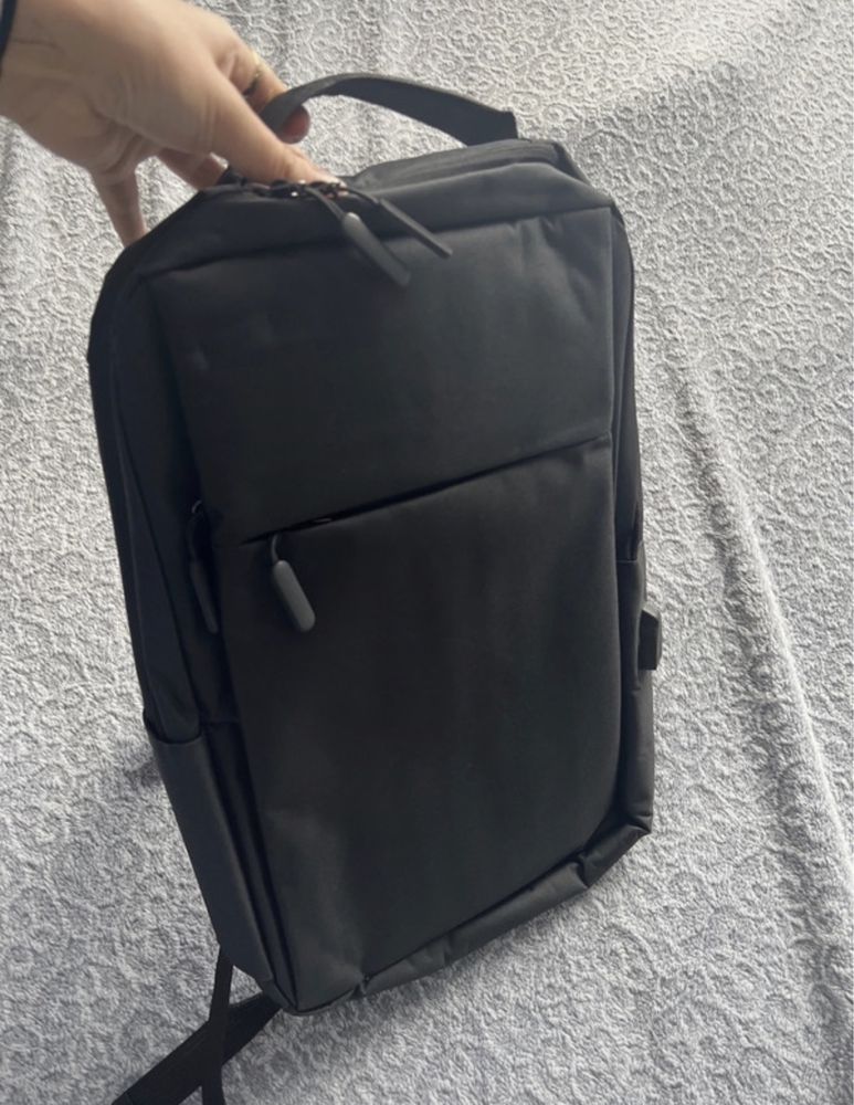 Nowy elegancki czarny plecak z funkcja ladowania