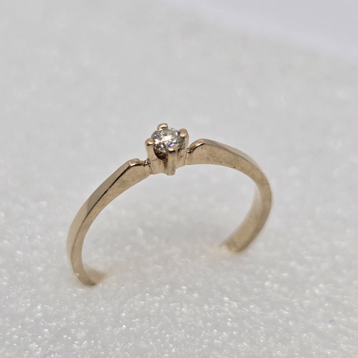 Каблучка з натуральним діамантом