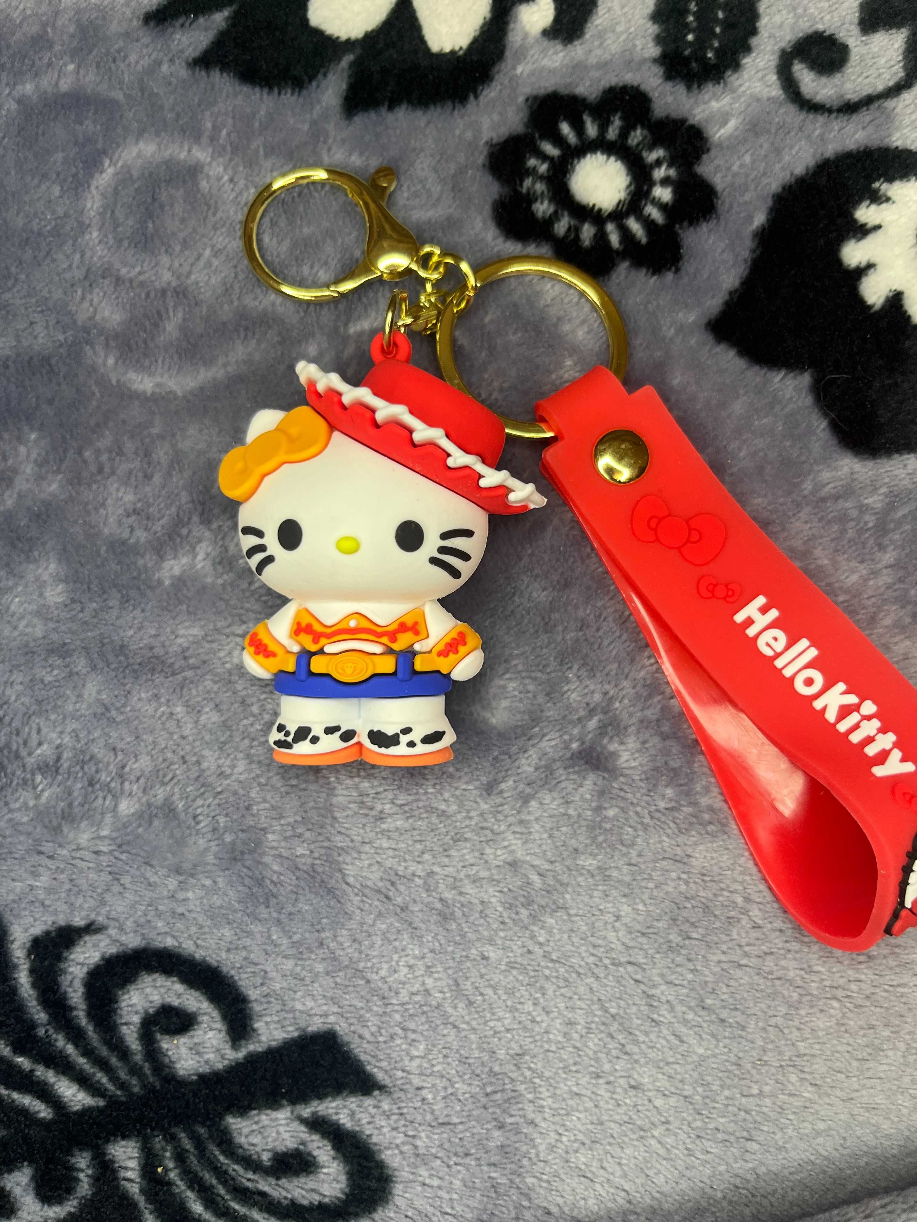Breloczek Hello Kitty w stylu country