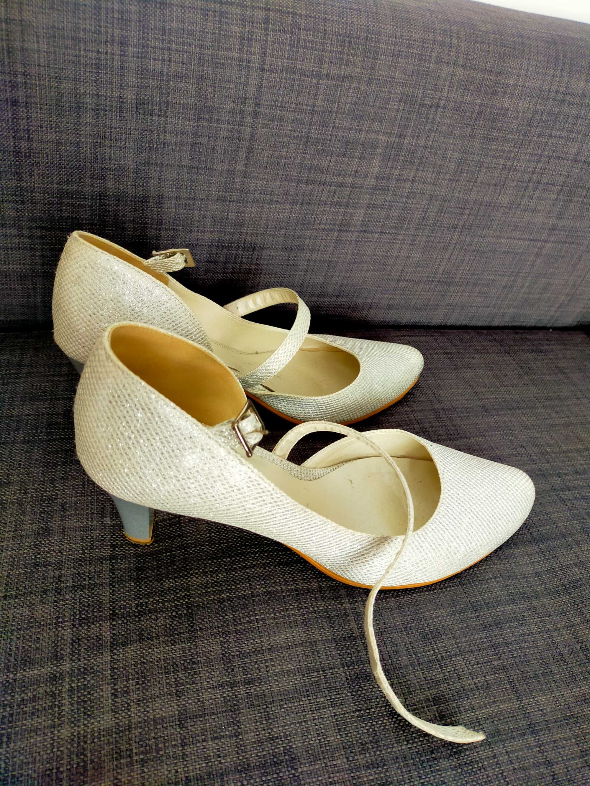 Srebrno białe buty ślubne