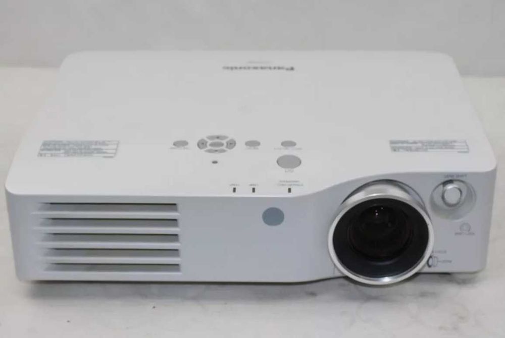 Panasonic PT-AX200E 16:9 HD-проектор для домашнього кінотеатру
