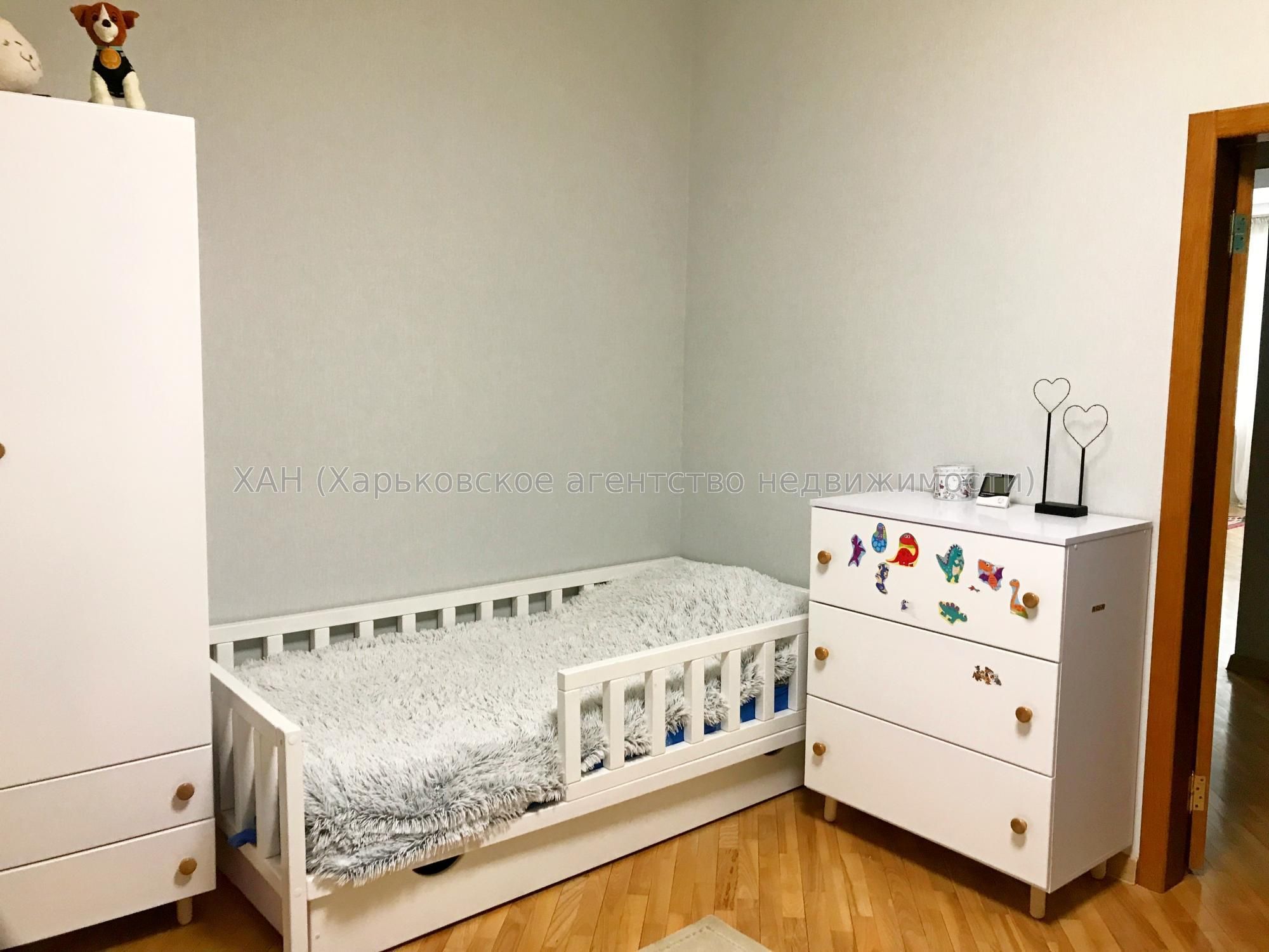 Продам 4к кв.у центрі міста 120тис.з послугами АН  М52