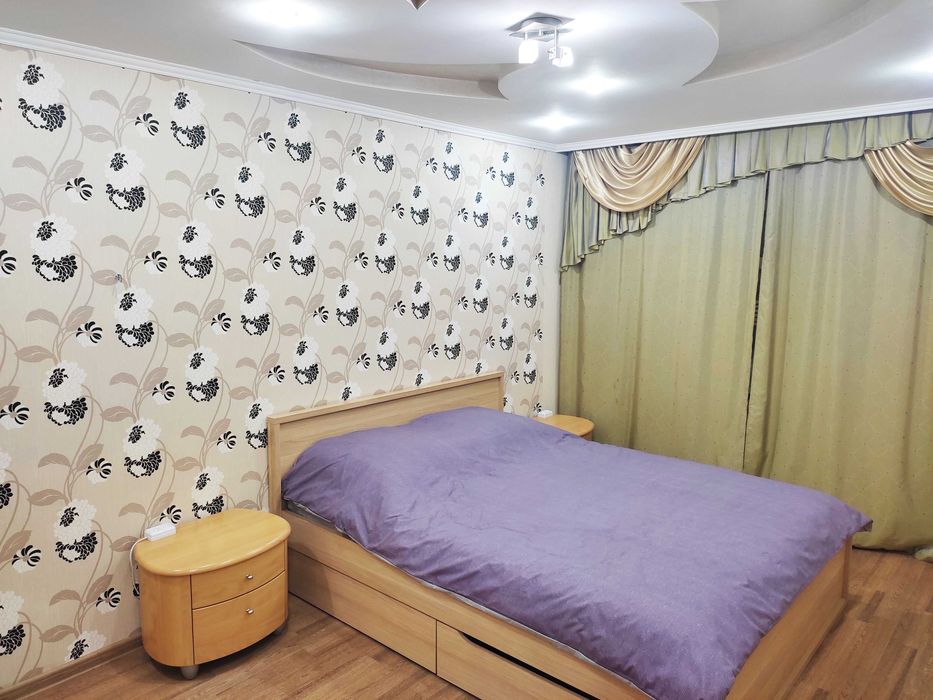 Сдам посуточно 2-ю  квартиру, есть всё. Центр, парк, рынок.