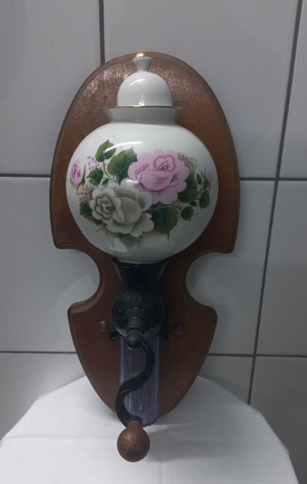 Młynek ścienny antyk