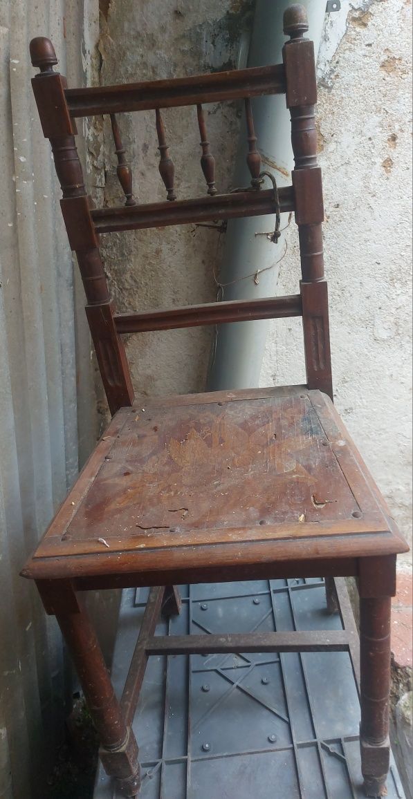 2 cadeiras em madeira antigas estado usado