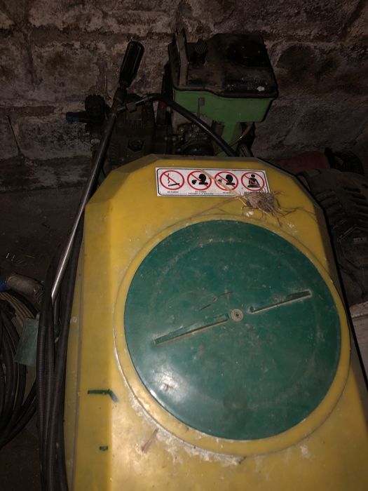 Vendo conjunto de material para producao de vinho .