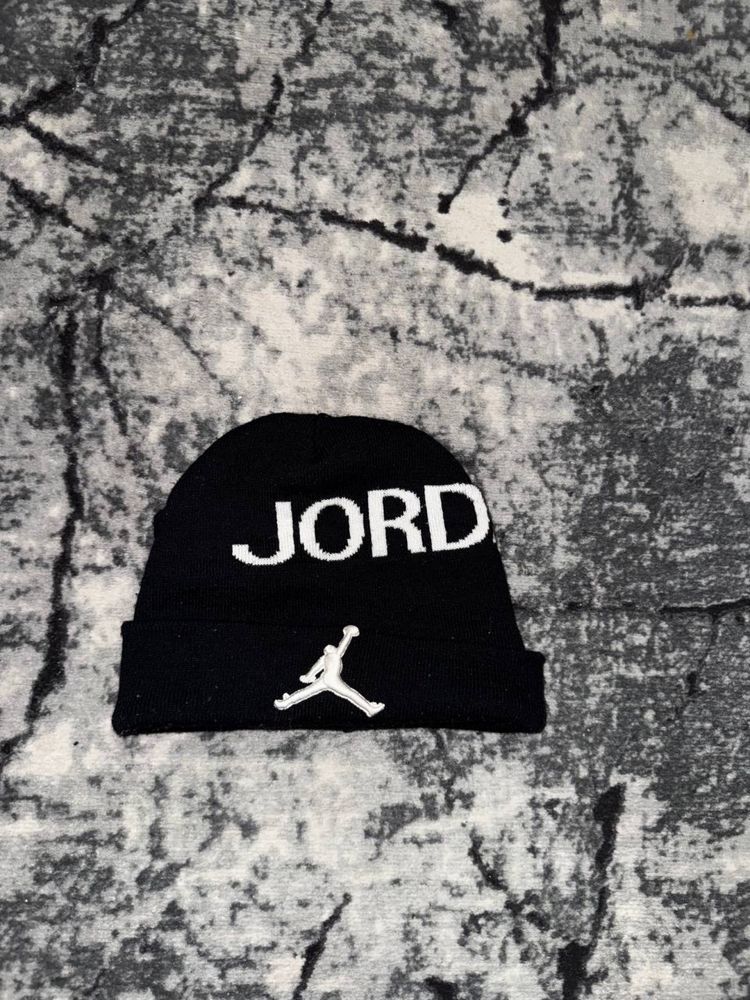 Шапка Jordan.