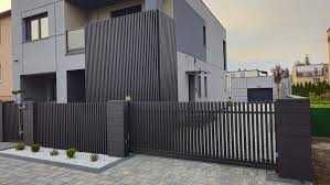 ogrodzenie grzebieniowe aluminiowe pionowe profile  mur betonowy L