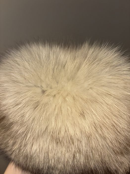 puszysta czapka naturalna w jasnym kolorze