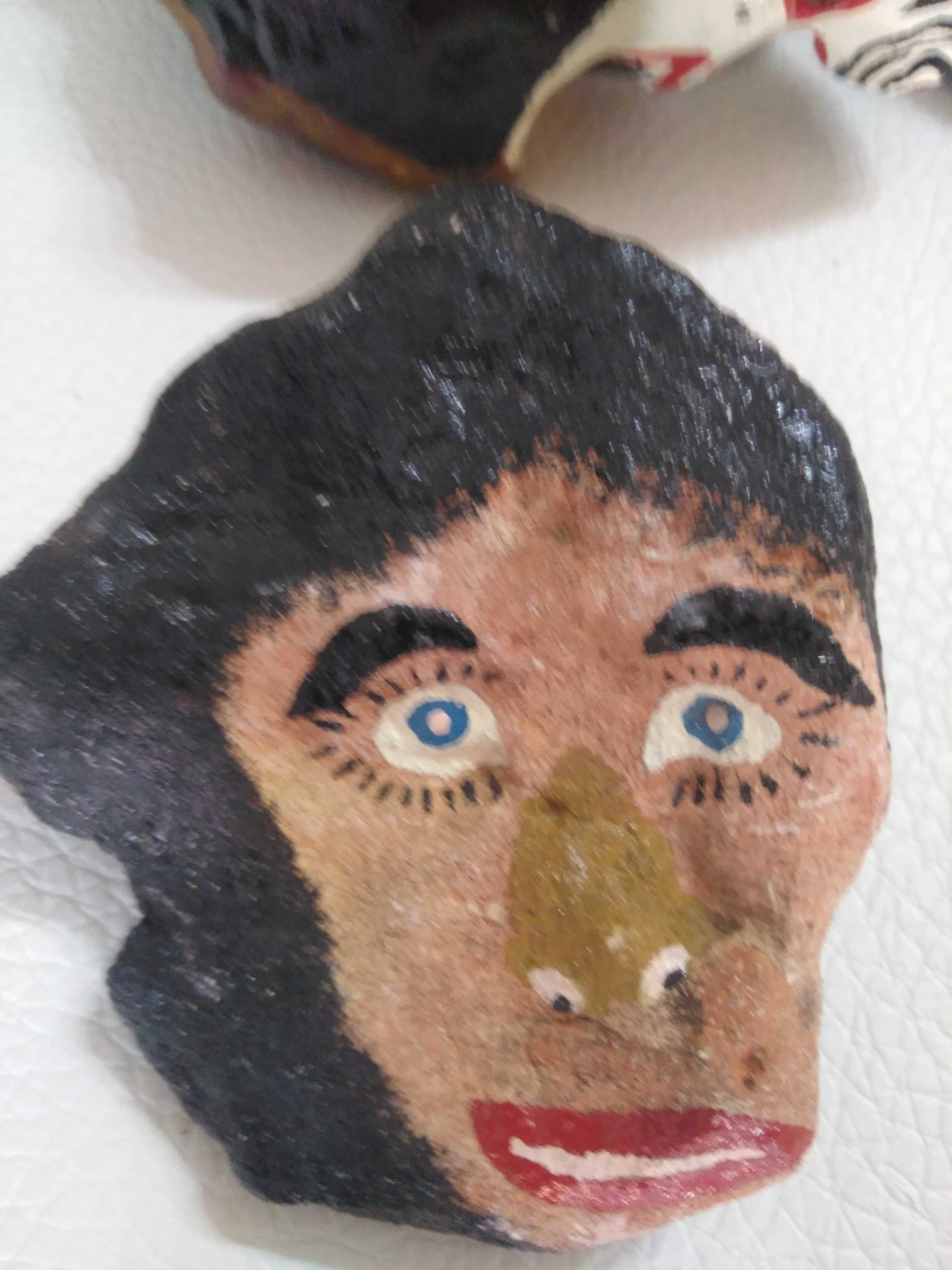 Pedra pintadas com caricaturas variadas