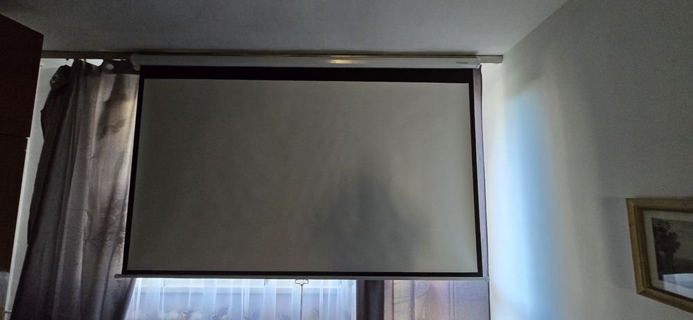 Ekran projekcyjny do domu biura podwieszany  100 cali rozwijany screen