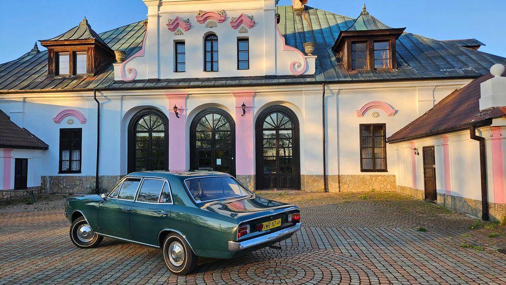 Zabytkowy Opel Rekord do ślubu.