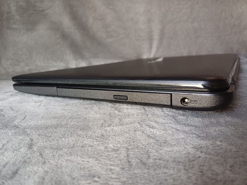 Super stan Laptop Asus duży ekran 17" 8GB RAM dysk SSD Crucial 1TB