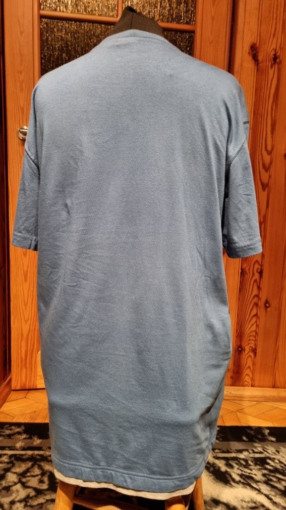 Gładki T-shirt w serek GUESS XL.