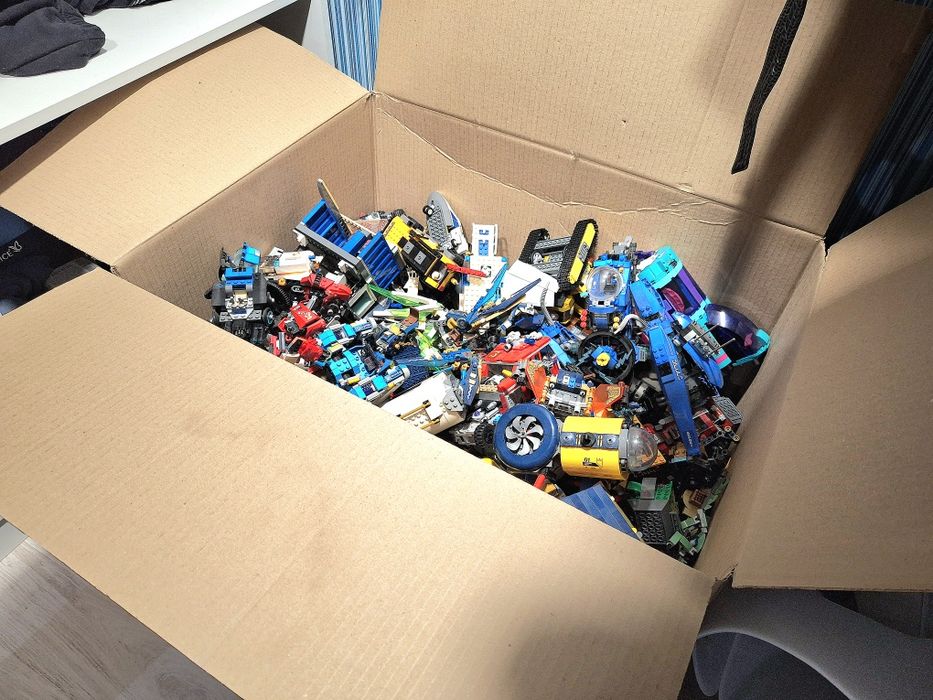Продам велику коробку LEGO!