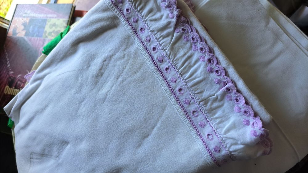 Lençóis algodão brancos renda e bordados
