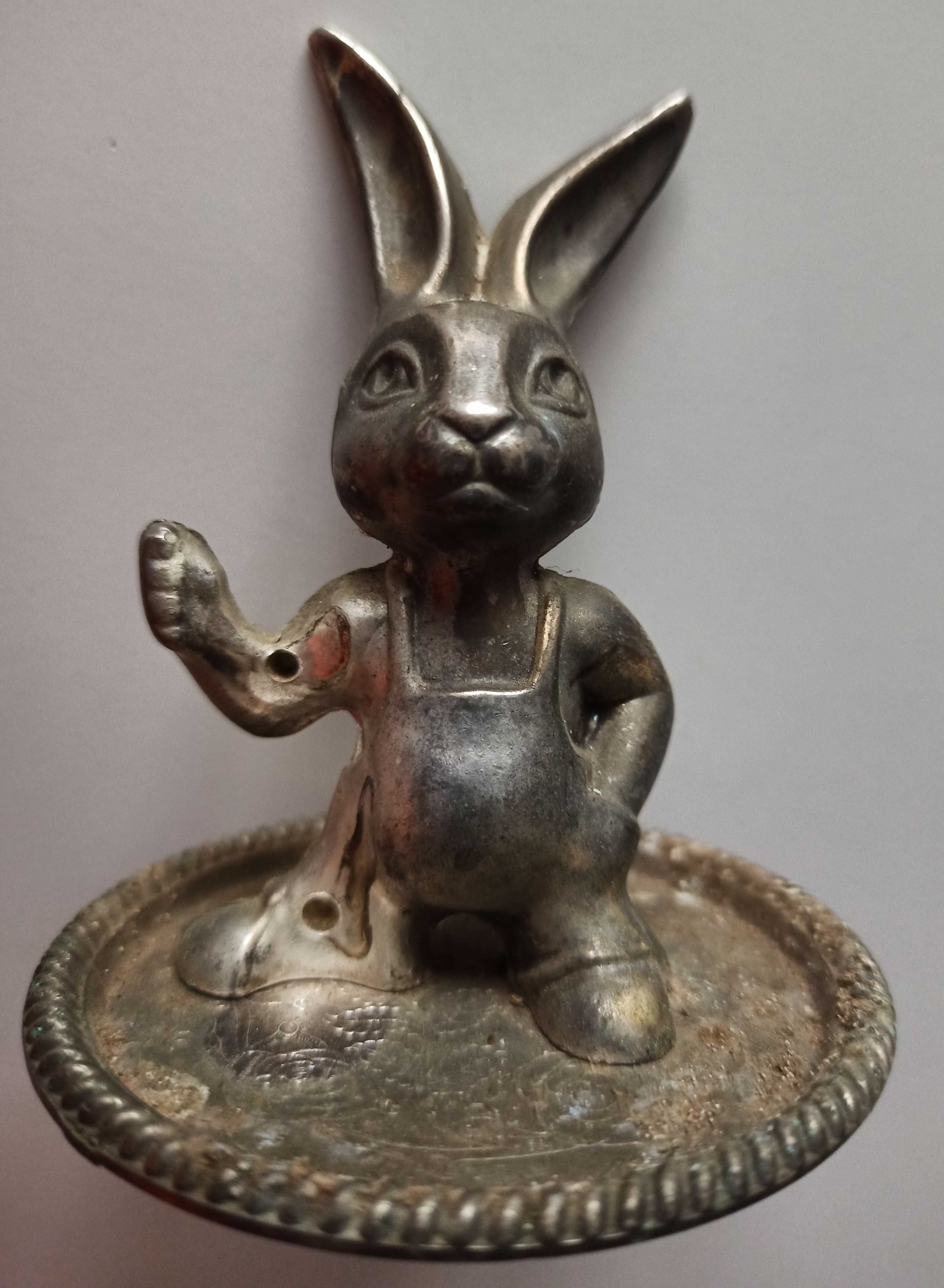 królik na okrągłej podstawce figurka srebrna platerowana 9,5 cm