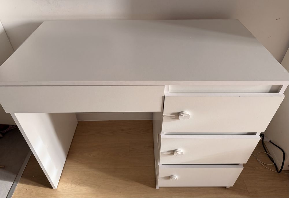 Biale biurko z szufladami